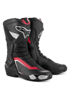 Botas Alpinestars SMX-6 V3, botas de motociclismo de alto rendimiento, negro, plata y rojo, con una parte superior de microfibra estilizada con protección de TPU, detalles en rojo y el logotipo de Alpinestars en el lateral.
