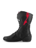 Botas Alpinestars SMX-6 V3, botas de alto rendimiento, negro con detalles en rojo y plateado, vista de perfil lateral que muestra la construcción de microfibra y los paneles protectores de TPU, diseño derivado de la competición para rendimiento en pista y calle