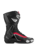 Botas Alpinestars SMX-6 V3, botas de competición para moto, negro, plata y rojo, vista de perfil lateral con refuerzo lateral de tobillo en TPU, deslizador de puntera reemplazable y zonas de flexión de malla para rendimiento en circuito y calle