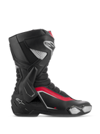 Botas Alpinestars SMX-6 V3, botas de competición para moto, negro, plata y rojo, vista de perfil lateral con refuerzo lateral de tobillo en TPU, deslizador de puntera reemplazable y zonas de flexión de malla para rendimiento en circuito y calle