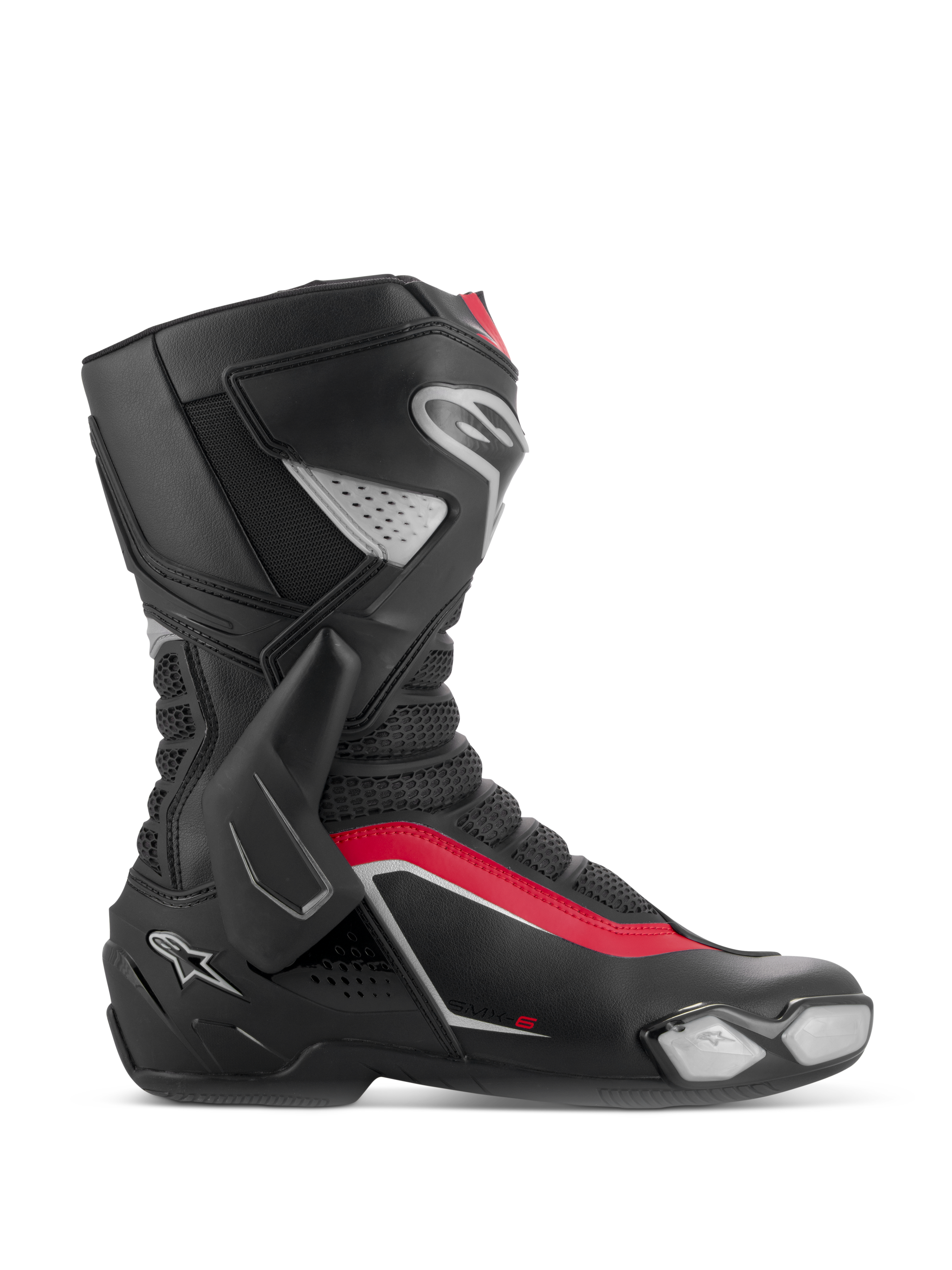 Botas Alpinestars SMX-6 V3, botas de competición para moto, negro, plata y rojo, vista de perfil lateral con refuerzo lateral de tobillo en TPU, deslizador de puntera reemplazable y zonas de flexión de malla para rendimiento en circuito y calle