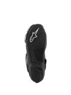 Botas Alpinestars SMX-6 V3, negras, vista de la suela con una suela exterior de caucho texturizado para mayor agarre, logotipo blanco de Alpinestars en el talón, marca en relieve, diseñadas para conducción de alto rendimiento en pista y calle.
