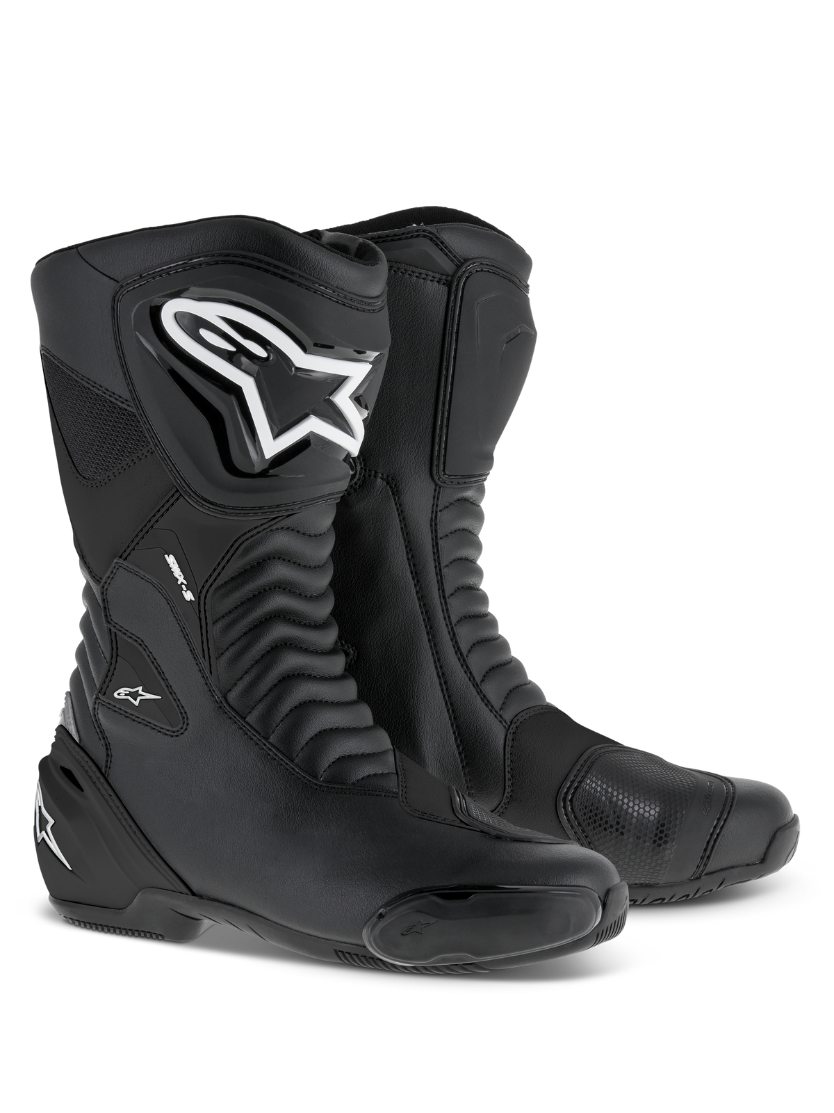 Botas Alpinestars SMX S, botas de motociclismo deportivo, negras y blancas, diseño de bota alta con grandes logotipos blancos, protectores reforzados en la espinilla y el talón, y paneles de acordeón flexibles para rendimiento en pista y carretera.