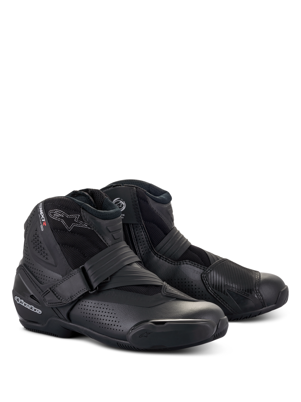 Botas Alpinestars SMX-1 R V2 Vented, calzado de conducción de moto de corte bajo, diseño totalmente negro, con parte superior de microfibra perforada, contrafuerte del talón y almohadilla de cambio de TPU, cierre con correa y cremallera lateral, vista frontal de tres cuartos