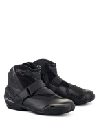 Botas Alpinestars SMX-1 R V2 Vented, calzado de conducción de moto de corte bajo, diseño totalmente negro, con parte superior de microfibra perforada, contrafuerte del talón y almohadilla de cambio de TPU, cierre con correa y cremallera lateral, vista frontal de tres cuartos