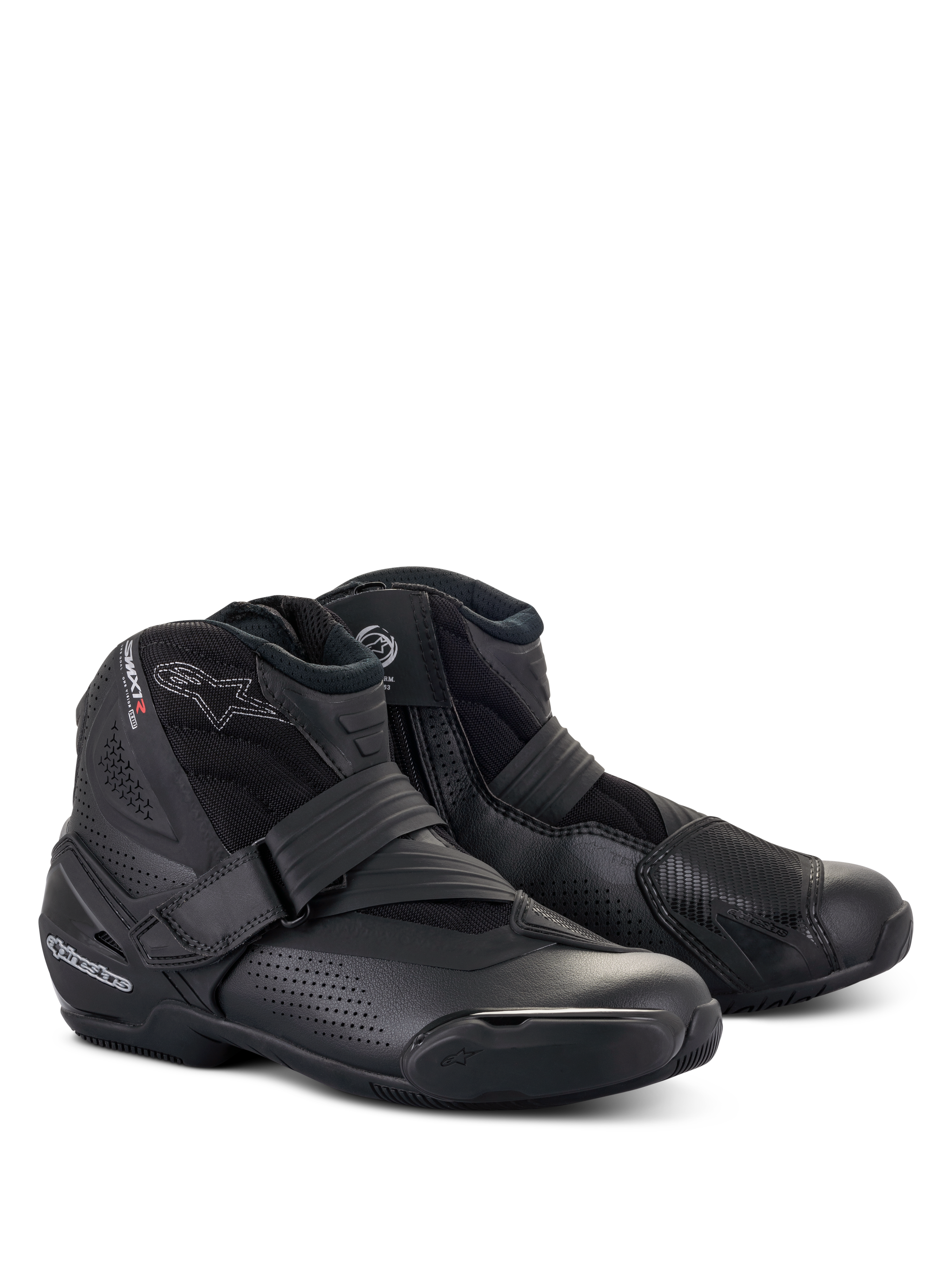 Botas Alpinestars SMX-1 R V2 Vented, calzado de conducción de moto de corte bajo, diseño totalmente negro, con parte superior de microfibra perforada, contrafuerte del talón y almohadilla de cambio de TPU, cierre con correa y cremallera lateral, vista frontal de tres cuartos