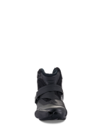 Botas Alpinestars SMX-1 R V2 Vented, color negro, calzado de conducción de alto rendimiento de corte bajo, vista frontal que muestra el cierre de correa y la protección de TPU en la puntera, parte superior de microfibra ventilada