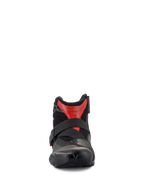 Botas Alpinestars SMX-1 R V2 Vented, botas de moto de corte bajo, negro y rojo, perspectiva frontal que muestra el cierre de correa seguro y la parte superior de microfibra ventilada, equipamiento de carretera de alto rendimiento.