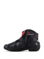 Botas Alpinestars SMX-1 R V2 Vented, negro y rojo, calzado de conducción de corte bajo para moto, perfil lateral que muestra el cierre de cremallera medial, parte superior de microfibra perforada para flujo de aire, detalles en rojo en el tobillo y la lengüeta, calzado de alto rendimiento para carretera