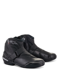 Botas Alpinestars SMX-1 R V2, botas de moto de corte bajo en color negro, con logotipos blancos y detalles rojos, cierre de correa de velcro y cremallera lateral, protección de TPU reforzada, diseño aerodinámico para conducción en carretera y deportiva