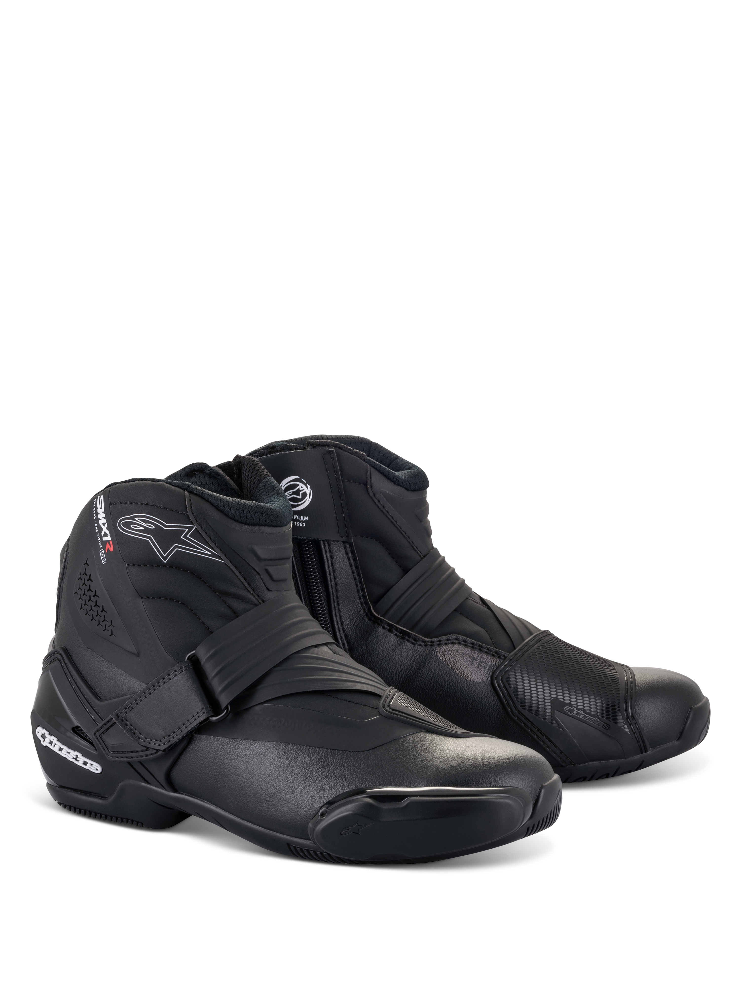 Botas Alpinestars SMX-1 R V2, botas de moto de corte bajo en color negro, con logotipos blancos y detalles rojos, cierre de correa de velcro y cremallera lateral, protección de TPU reforzada, diseño aerodinámico para conducción en carretera y deportiva