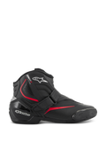 Botas Alpinestars SMX-1 R V2, botas de moto de alto rendimiento de corte bajo, color negro con detalles en rojo y blanco, con cierre de correa de velcro seguro, protección de tobillo y talón de TPU reforzado, zonas de flexión en acordeón y suela de goma texturizada para conducción deportiva.