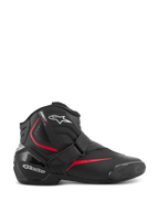 Botas Alpinestars SMX-1 R V2, botas de moto de alto rendimiento de corte bajo, color negro con detalles en rojo y blanco, con cierre de correa de velcro seguro, protección de tobillo y talón de TPU reforzado, zonas de flexión en acordeón y suela de goma texturizada para conducción deportiva.