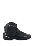 Alpinestars Stella SMX-1 R V2, botas de moto de corte bajo para mujer, negras, vista de perfil lateral con construcción de microfibra, cierre de correa ajustable, talón de TPU reforzado con marca en blanco, detalle de logo de estrella y suela de goma resistente.