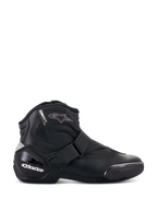 Alpinestars Stella SMX-1 R V2, botas de moto de corte bajo para mujer, negras, vista de perfil lateral con construcción de microfibra, cierre de correa ajustable, talón de TPU reforzado con marca en blanco, detalle de logo de estrella y suela de goma resistente.