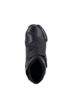 Botas Alpinestars Stella SMX-1 R V2 para mujer, calzado de moto de alto rendimiento de corte bajo en color negro, vista superior que muestra la apertura para el pie, la correa del empeine y la almohadilla de cambio de TPU texturizada, construcción de microfibra estilizada