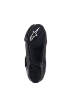 Botas Stella SMX-1 R V2 de Alpinestars para mujer, color negro, vista inferior de la suela de compuesto de goma con patrón de agarre superior y logotipo de estrella en blanco, calzado de alto rendimiento para moto