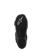 Botas Alpinestars SMX-6 V3 Drystar®, vista de la suela de goma negra, con el logotipo A-star blanco en la parte delantera y la marca Alpinestars en relieve en el talón, patrón de textura intrincada para mayor agarre y rendimiento