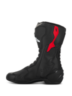 Botas Alpinestars SMX-6 V3 Drystar, botas de moto de alto rendimiento, negro y rojo, con un protector de TPU rojo en la parte superior de la pantorrilla, logotipo Drystar en relieve y construcción estilizada de microfibra, vista de perfil lateral
