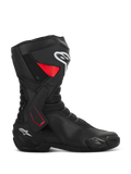 Botas Alpinestars SMX-6 V3 Drystar, botas de moto deportivas, negras con detalles rojos y blancos, vista de perfil lateral, construcción de microfibra impermeable, refuerzo de tobillo lateral en TPU con detalles rojos, logos blancos en la espinilla y el talón, deslizador de dedos integrado y zonas de flexión de malla