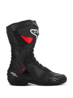 Botas Alpinestars SMX-6 V3 Drystar, botas de moto deportivas, negras con detalles rojos y blancos, vista de perfil lateral, construcción de microfibra impermeable, refuerzo de tobillo lateral en TPU con detalles rojos, logos blancos en la espinilla y el talón, deslizador de dedos integrado y zonas de flexión de malla