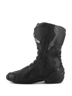 Botas Alpinestars Stella SMX-6 V3 Drystar®, botas de moto impermeables para mujer, negro y plateado, vista de perfil lateral con protección de TPU en espinilla y tobillo, logotipo Drystar en relieve, construcción duradera de microfibra para conducción deportiva y en carretera.