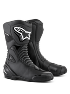 Botas Alpinestars SMX S Waterproof en color negro, botas de moto altas con zonas flexibles de acordeón, un prominente logotipo blanco de Alpinestars en el protector de espinilla de TPU, almohadillas de cambio reforzadas y deslizadores de puntera reemplazables, diseñadas para sport-touring y conducción en carretera en todo tipo de clima.