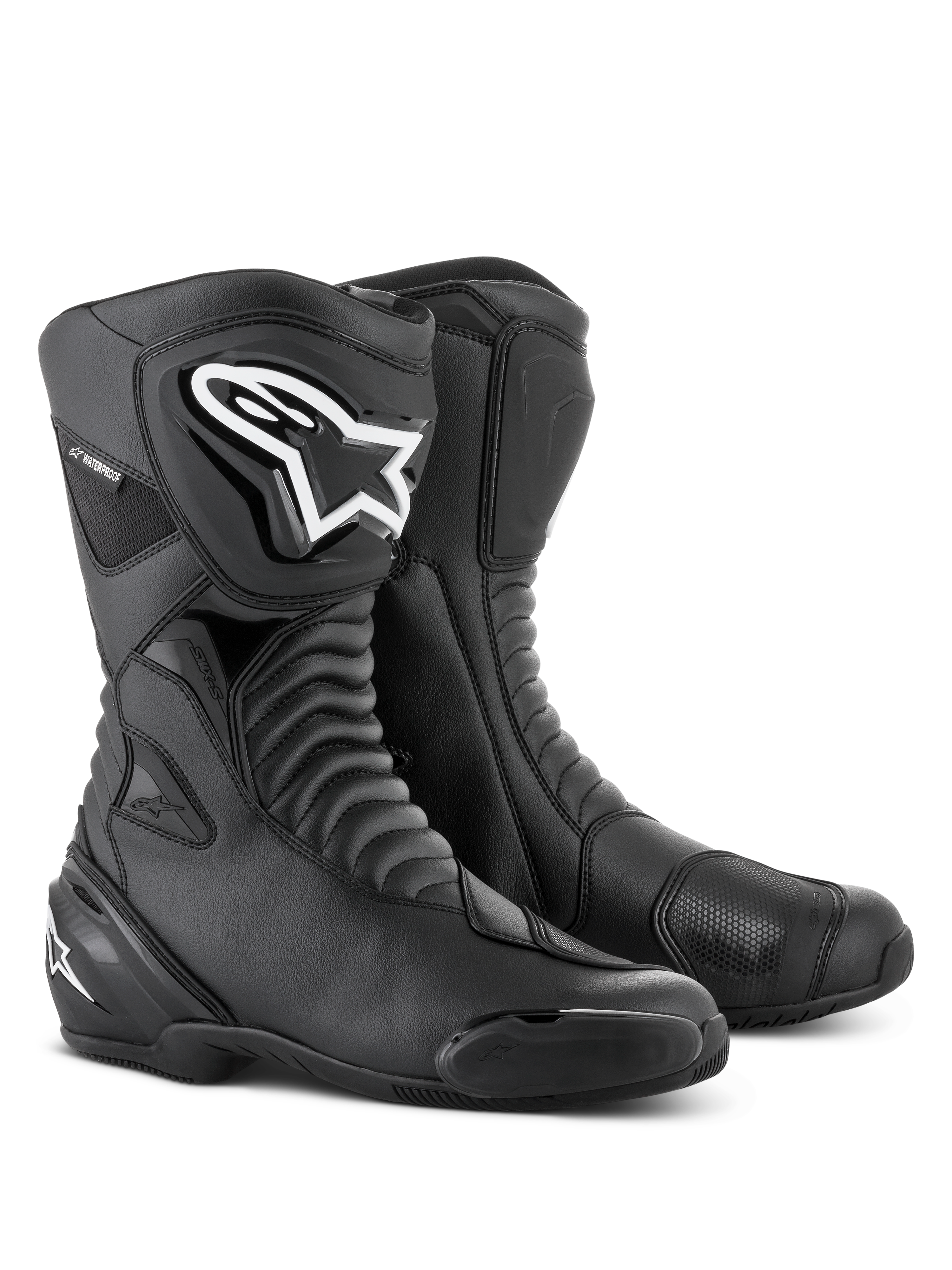 Botas Alpinestars SMX S Waterproof en color negro, botas de moto altas con zonas flexibles de acordeón, un prominente logotipo blanco de Alpinestars en el protector de espinilla de TPU, almohadillas de cambio reforzadas y deslizadores de puntera reemplazables, diseñadas para sport-touring y conducción en carretera en todo tipo de clima.