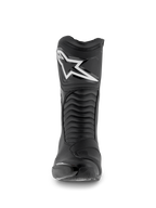 Botas Alpinestars SMX S Waterproof, botas de motociclismo, negro, vista frontal con el logotipo Astar blanco en la espinillera, paneles flexibles de acordeón y confección en microfibra duradera para sport-touring.