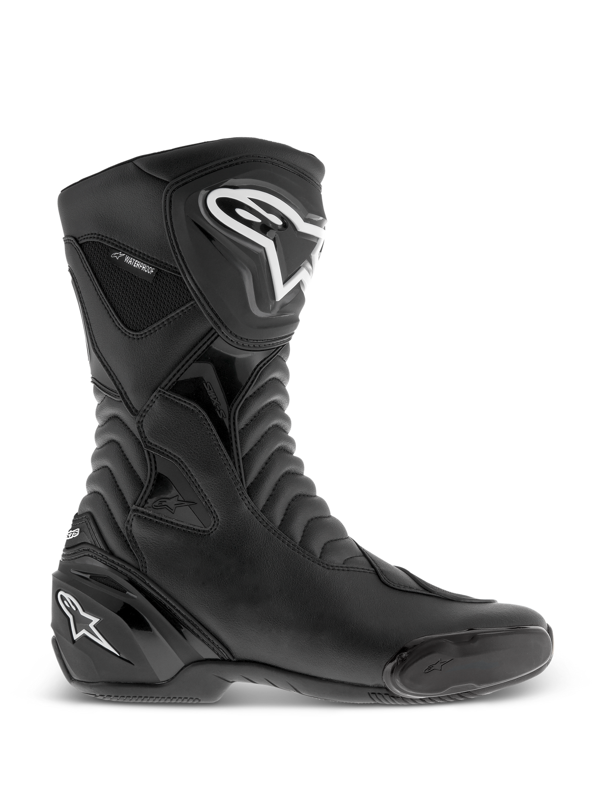 Alpinestars SMX S Waterproof Boots, botas de moto negras, vista de perfil lateral con logotipos blancos en la espinilla y el talón, paneles flexibles de acordeón texturizados, construcción duradera de microfibra y marca de impermeabilidad, calzado de sport-touring elegante