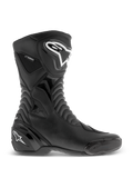 Alpinestars SMX S Waterproof Boots, botas de moto negras, vista de perfil lateral con logotipos blancos en la espinilla y el talón, paneles flexibles de acordeón texturizados, construcción duradera de microfibra y marca de impermeabilidad, calzado de sport-touring elegante