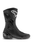Alpinestars SMX S Waterproof Boots, botas de moto negras, vista de perfil lateral con logotipos blancos en la espinilla y el talón, paneles flexibles de acordeón texturizados, construcción duradera de microfibra y marca de impermeabilidad, calzado de sport-touring elegante