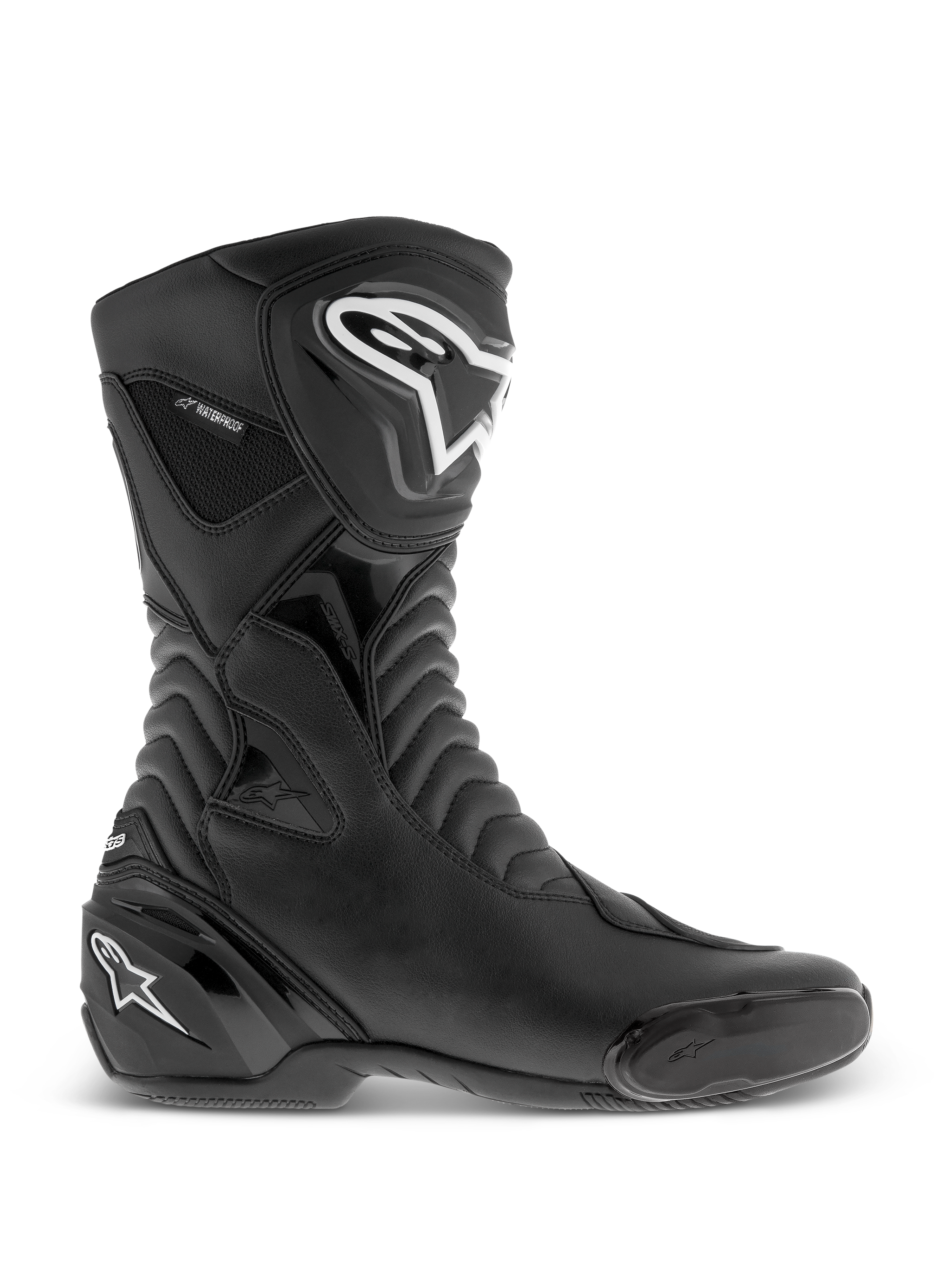 Alpinestars SMX S Waterproof Boots, botas de moto negras, vista de perfil lateral con logotipos blancos en la espinilla y el talón, paneles flexibles de acordeón texturizados, construcción duradera de microfibra y marca de impermeabilidad, calzado de sport-touring elegante