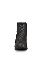 Botas Alpinestars New Land GORE-TEX, botas de moto de carretera y touring en color negro, vista frontal, construcción en cuero de plena flor con logotipo de estrella en relieve, zonas de flexión de acordeón en la parte delantera, diseño impermeable de media caña para viajes de larga distancia