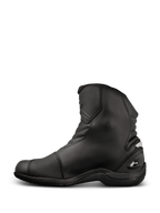 Botas Alpinestars New Land GORE-TEX, botas de moto road-touring, negro, diseño de media caña en cuero de flor completa con zonas de flexión de acordeón, almohadilla de cambio reforzada y suela de goma robusta.