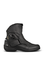 Botas Alpinestars New Land GORE-TEX, botas de moto touring negras, perfil lateral con cuero de plena flor, correa de velcro en el tobillo, marca GORE-TEX y talón reforzado para protección impermeable.