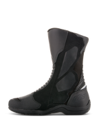 Botas Alpinestars Air Plus V2 GORE-TEX, botas de touring para moto, negras, vista de perfil lateral, confección multimaterial con paneles de malla ventilada y cuero, diseño de caña alta con protección reforzada en espinilla y talón para conducción en todo clima