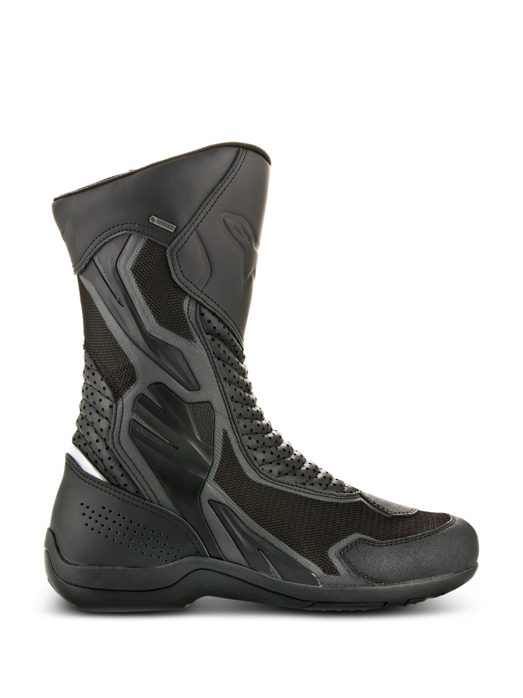 Botas Alpinestars Air Plus V2 GORE-TEX, botas de moto touring negras, vista lateral con construcción de malla ventilada y cuero perforado, diseño impermeable y transpirable, zonas de protección reforzadas, suela de goma resistente y detalle de marca GORE-TEX