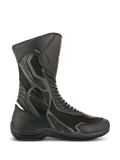 Botas Alpinestars Air Plus V2 GORE-TEX, botas de moto touring negras, vista lateral con construcción de malla ventilada y cuero perforado, diseño impermeable y transpirable, zonas de protección reforzadas, suela de goma resistente y detalle de marca GORE-TEX