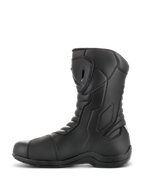 Botas Alpinestars Radon Drystar®, botas de touring para motocicleta, color negro, vista de perfil lateral con placa de espinilla de TPU y protector de cambio, zonas flexibles en acordeón, construcción de microfibra duradera para conducción de aventura