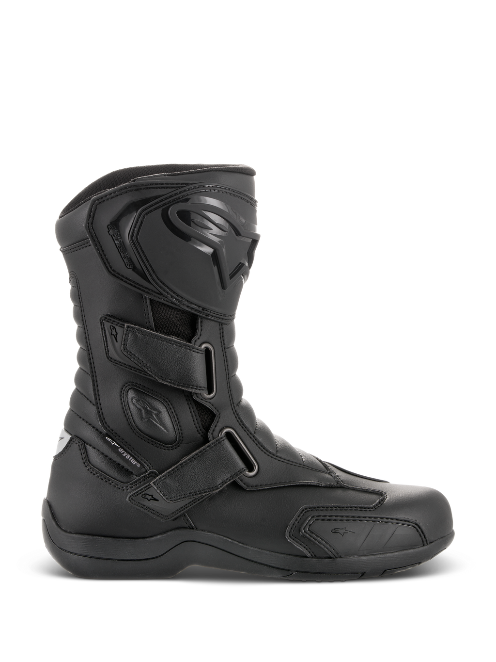 Botas Alpinestars Radon Drystar®, botas de moto touring impermeables en color negro, vista de perfil lateral con tres correas de velcro ajustables, espinillera de TPU con el logo de Alpinestars, protección de tobillo reforzada y suela vulcanizada duradera.