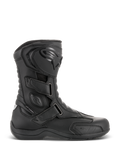 Botas Alpinestars Radon Drystar®, botas de moto touring impermeables en color negro, vista de perfil lateral con tres correas de velcro ajustables, espinillera de TPU con el logo de Alpinestars, protección de tobillo reforzada y suela vulcanizada duradera.