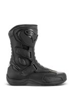 Botas Alpinestars Radon Drystar®, botas de moto touring impermeables en color negro, vista de perfil lateral con tres correas de velcro ajustables, espinillera de TPU con el logo de Alpinestars, protección de tobillo reforzada y suela vulcanizada duradera.