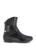 Alpinestars Stella Valencia, botas impermeables de moto para mujer, negras, vista de perfil lateral, construcción en cuero con zonas de flexión tipo acordeón delanteras y traseras, correa con hebilla en el empeine y suela de goma texturizada