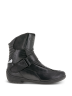 Alpinestars Stella Valencia, botas impermeables de moto para mujer, negras, vista de perfil lateral, construcción en cuero con zonas de flexión tipo acordeón delanteras y traseras, correa con hebilla en el empeine y suela de goma texturizada