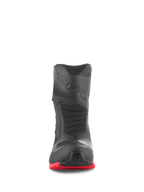 Botas Alpinestars RT-7 Drystar®, botas de turismo para motocicleta, negro y rojo, vista frontal, con puntera reforzada, almohadilla de cambio con impresión 3D y suela de tacos en rojo brillante, diseño de calzado impermeable para conducción de aventura.