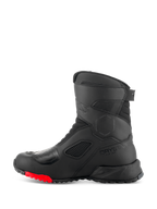 Botas Alpinestars RT-7 Drystar®, botas de motociclismo touring, negro y rojo, vista de perfil lateral con el logo Drystar, almohadilla de cambio reforzada y suela de tacos duradera con detalles en rojo para conducción de aventura.