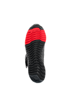 Botas Alpinestars RT-7 Drystar®, vista de la suela, patrón de banda de rodadura con tacos robustos en negro y rojo, con el logotipo TPF Transversal Protection Frame en la parte delantera, diseñadas para la comodidad al conducir y caminar