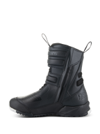 Botas Alpinestars Stella RT-7 Touring Drystar® para mujer, botas de moto touring para mujer, negras, vista de perfil lateral que muestra la entrada de doble cremallera, ajustadores de correa de velcro, zonas de protección reforzadas y suela robusta para conducción de aventura