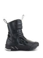 Botas Alpinestars Stella RT-7 Touring Drystar para mujer, botas de moto para touring negras, vista lateral que muestra tres correas de velcro, parte superior de microfibra y tejido impermeable, talón reforzado con logo de estrella y suela de tacos duradera con detalles blancos